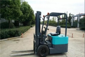 為什么三輪全電動叉車會腐蝕生銹？