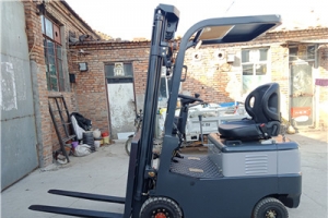 四輪叉車行人安全提示！