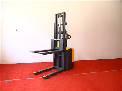 全電動(dòng)站架式堆高車