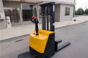 電動(dòng)式堆高車(chē)為何霸占柴油叉車(chē)市場(chǎng)？