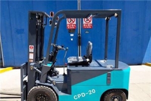倉儲式電動叉車應該怎樣正確的清洗？