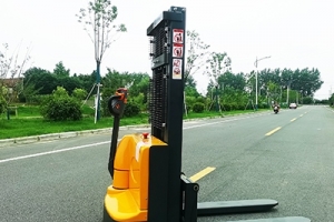 江蘇電動(dòng)叉車廠家如何嚴(yán)格把控電動(dòng)液壓叉車質(zhì)量關(guān)？