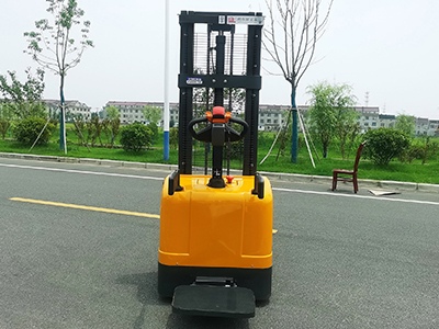 電動(dòng)堆高車(chē)