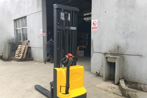購買電動堆高車只看報價可以嗎？