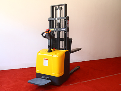 電動(dòng)堆高車(chē)