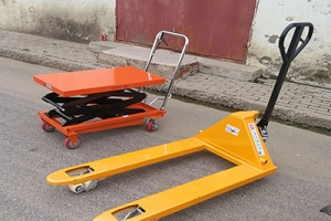 手動(dòng)叉車的自重和規(guī)格是多少？