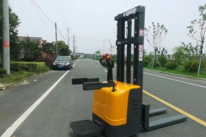 電動堆高車的蓄電池多久維護一次？