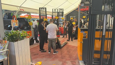 新牛盾叉車(chē)