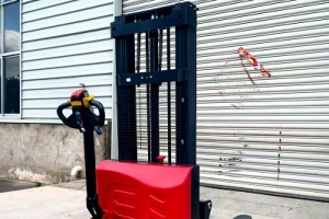 倉庫輕量化碼貨新選擇：全電動堆高車靈活登場